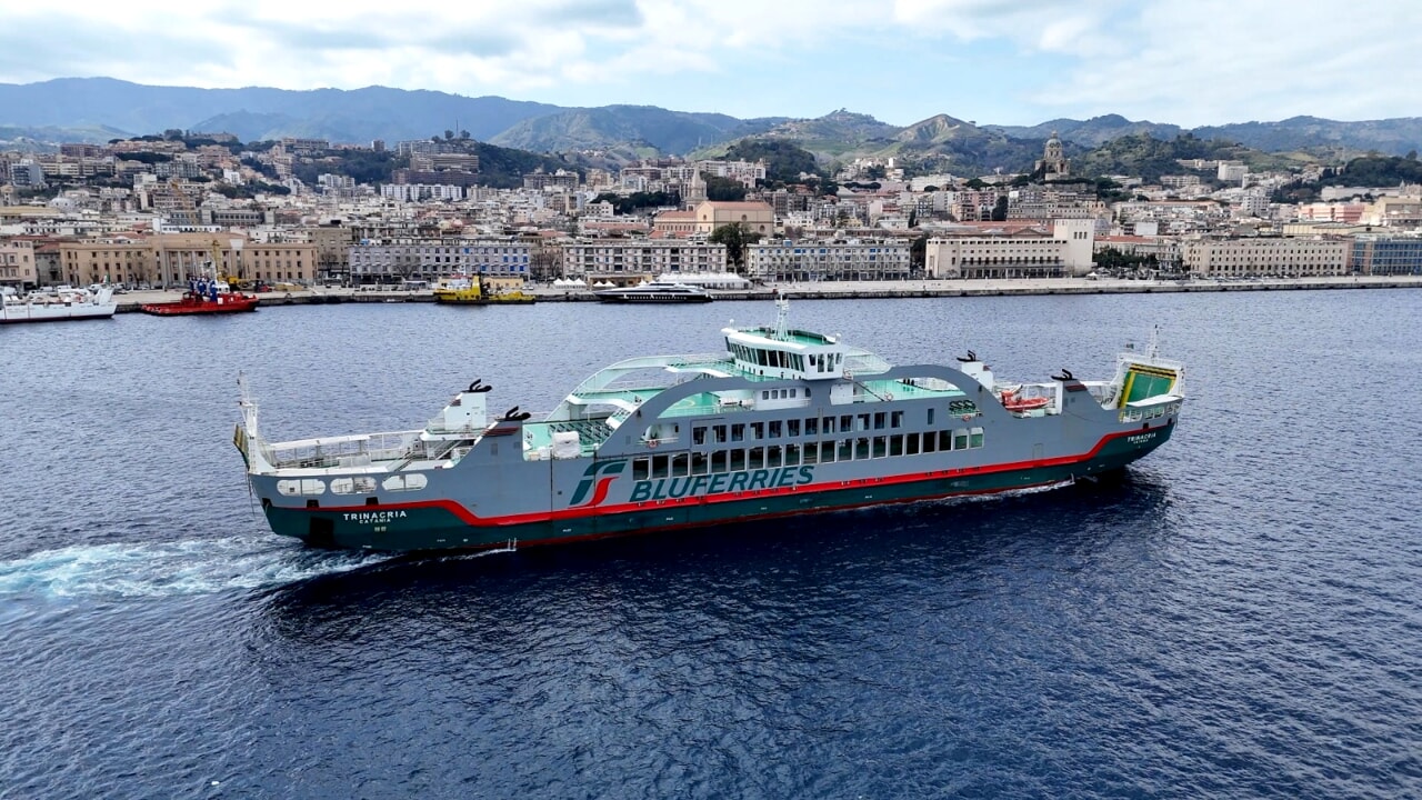 Immagine di copertina per Ritorna il Protocollo Salute per l\'attraversamento agevolato dello Stretto: servizio riattivato da luned 27 ottobre dalla banchina di Reggio Calabria