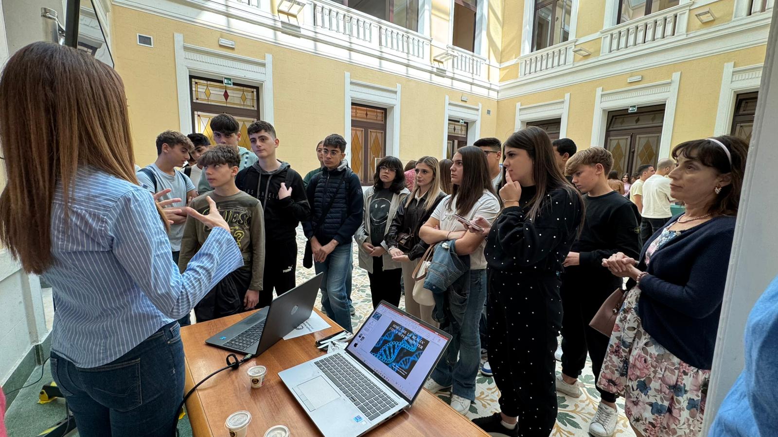 Immagine di copertina per Con lapertura dei laboratori scientifici, a Reggio Calabria, parte ledizione 2025 del Festival Cosmos, scienza, cultura, societ