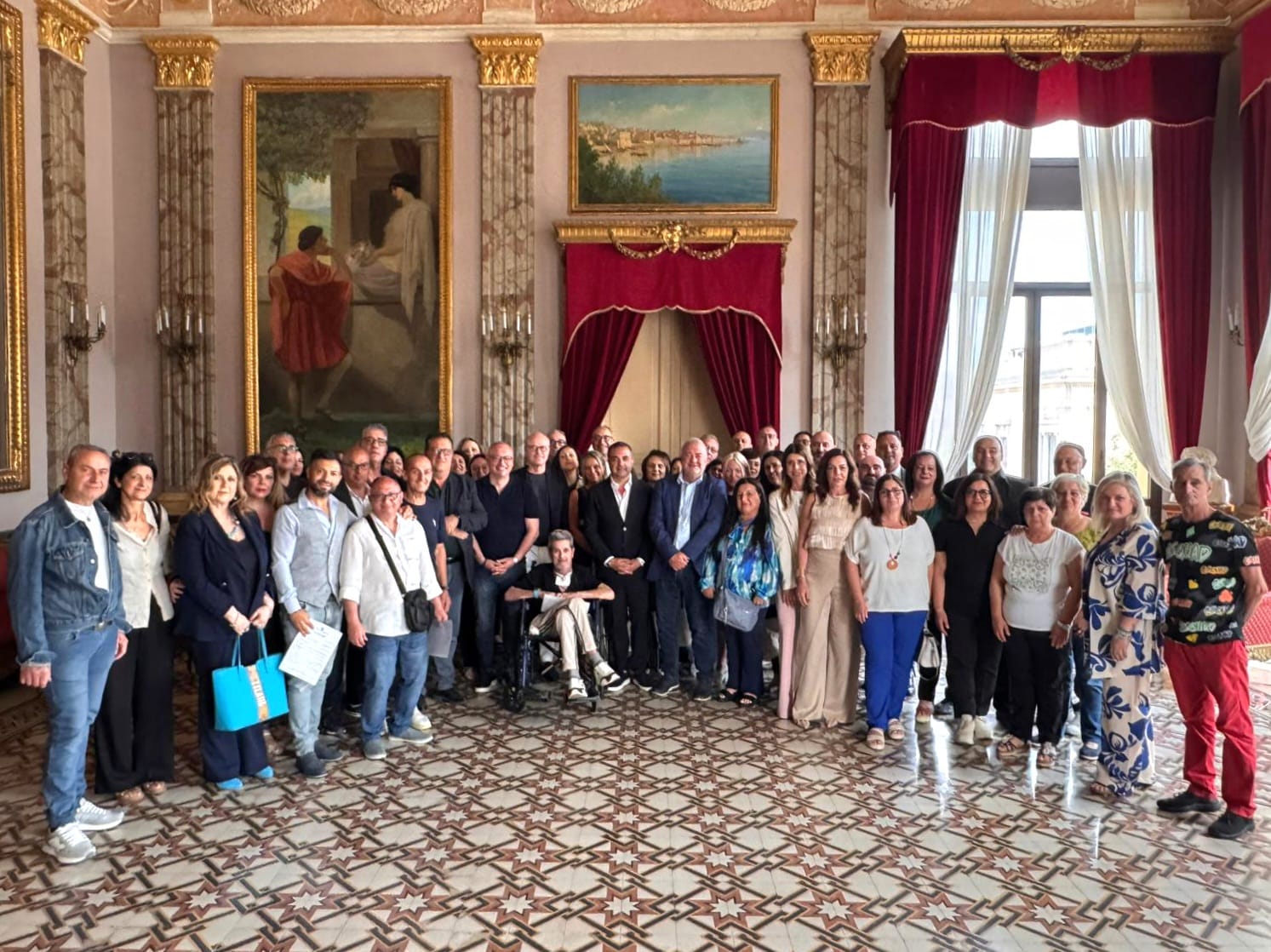 Immagine di copertina per A Palazzo Alvaro la firma ufficiale per l\'assunzione di 44 Tirocinanti Inclusione Sociale