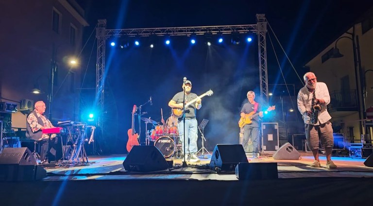 L\'estate metropolitana fa tappa a Marina di Gioiosa: il cuore di Napoli batte con Nello Daniele sotto la torre del Cavallaro