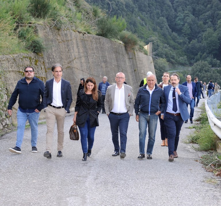 Proseguono i lavori sulla Sp2 da Santa Cristina verso Plat�, sopralluogo del sindaco Falcomat� e del vicesindaco Versace